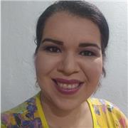 Profesora de química para estudiantes de bachillerato y universitarios